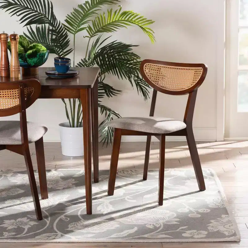 Chaises de salle à manger en tissu et bois gris/noyer marron/marron clair : mi-siècle, détails en rotin, coussin en mousse